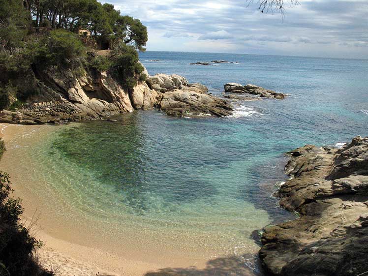 Cala amb la mar plana