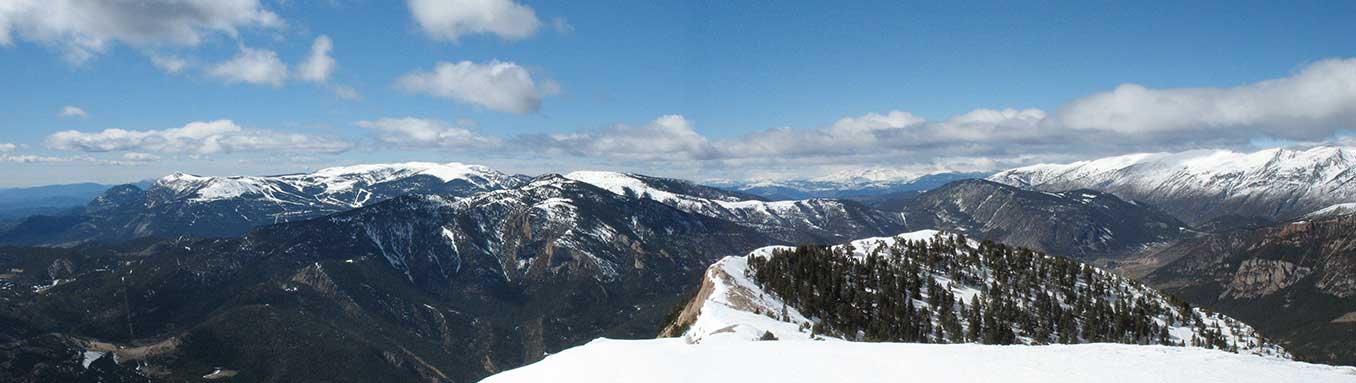 Panorámica oeste a la izquierda el Port del Comte y la Serra del Verd en el centro