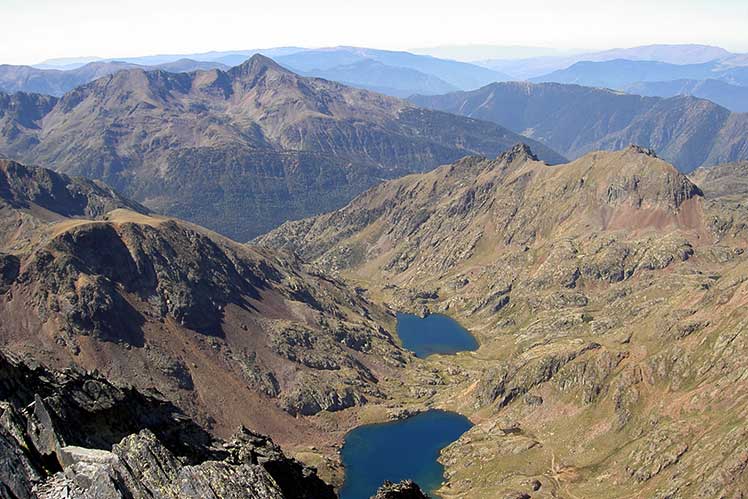 Estanys de Sotllo y Estats desde la cima de la Pica