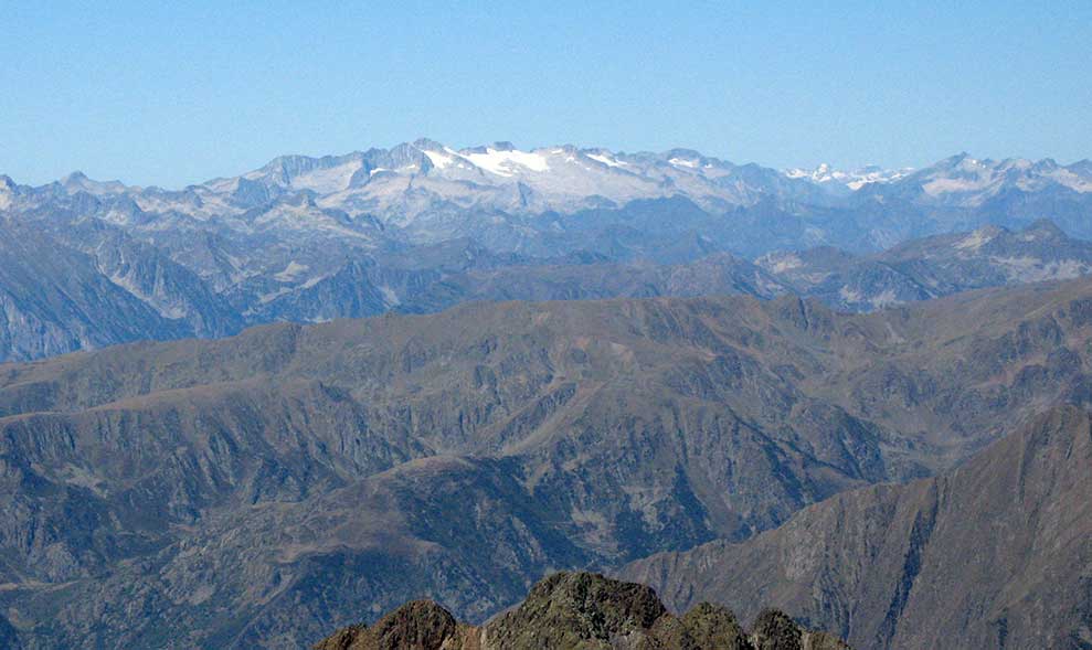 Vista del Aneto y la Maladeta al fondo