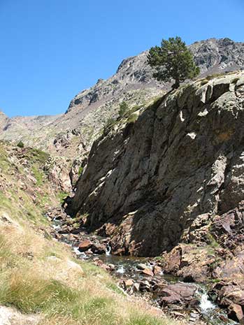 El camino discurre paralelo al torrente