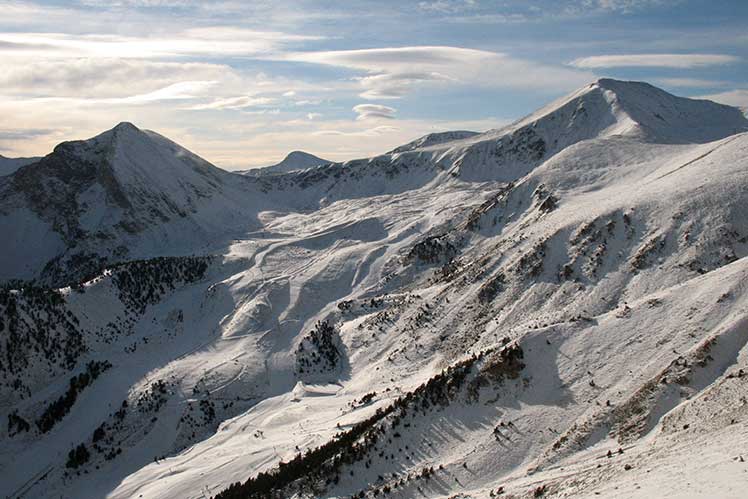 Del Gra de Fajol a l'esquerra al Bastiments a la dreta