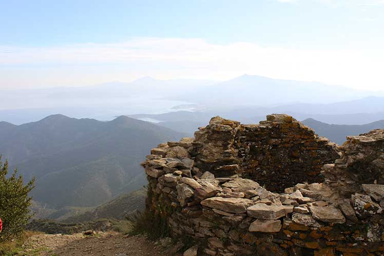 Torre de Querroig con vista al Cap de Creus