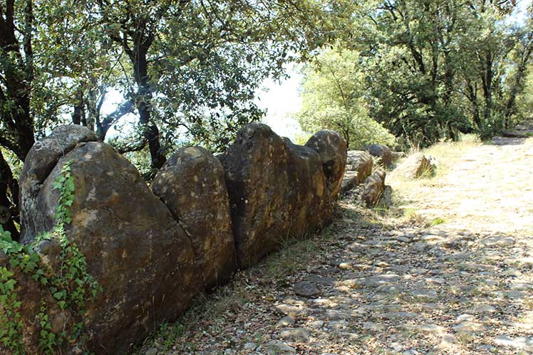 Via romana amb proteccions de pedra